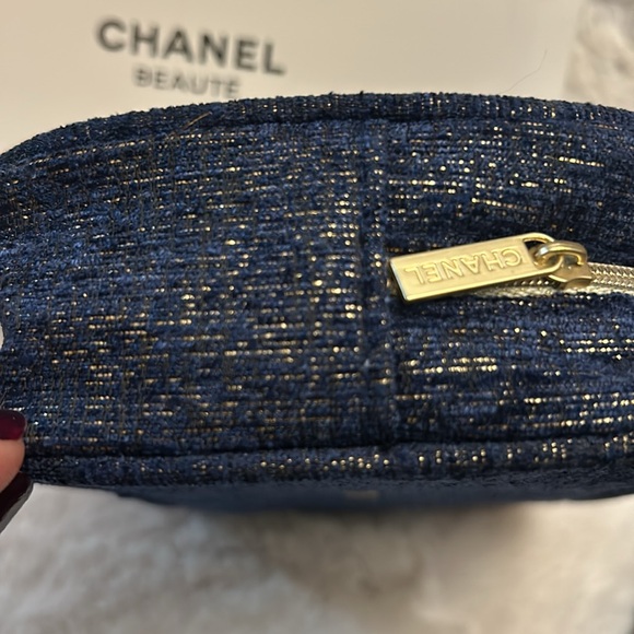 Chanel Beauty pouch in gold foil and Jean print. Unbranded strap - Picture 5 of 8